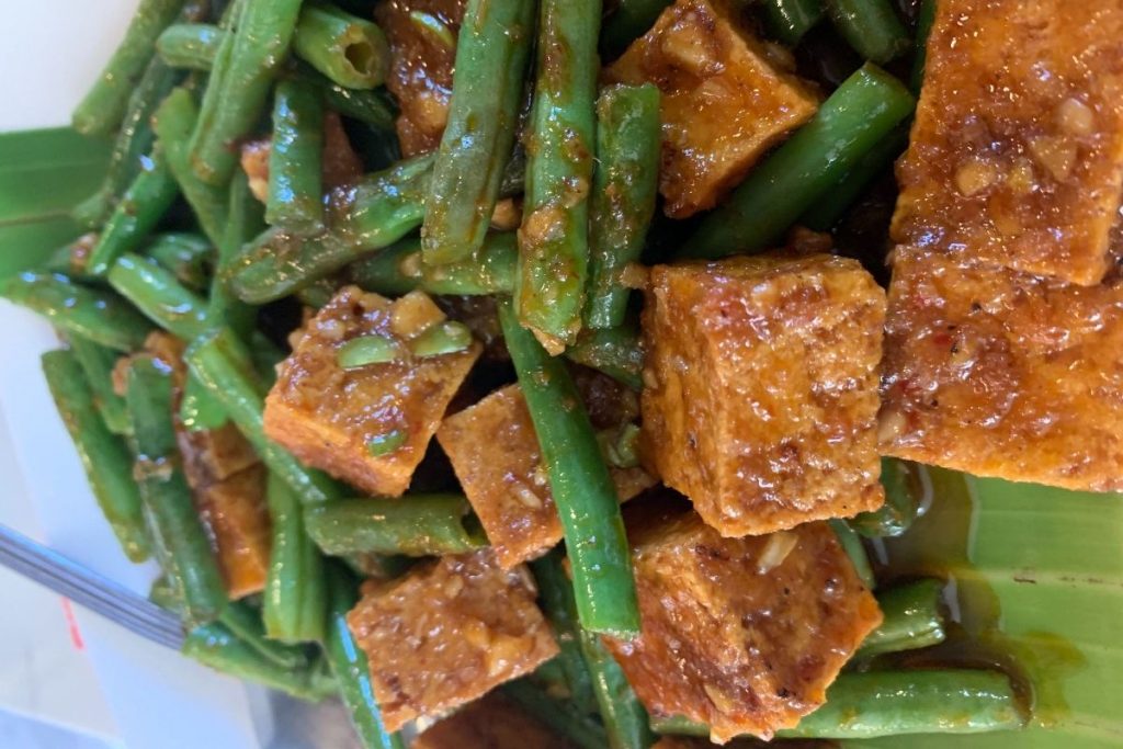 Tofu Pad Prik served with green beans