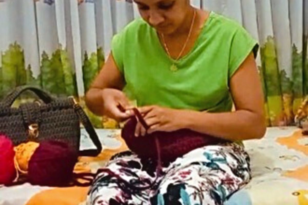 Umanga, one of the Sri Lankan artisans crocheting