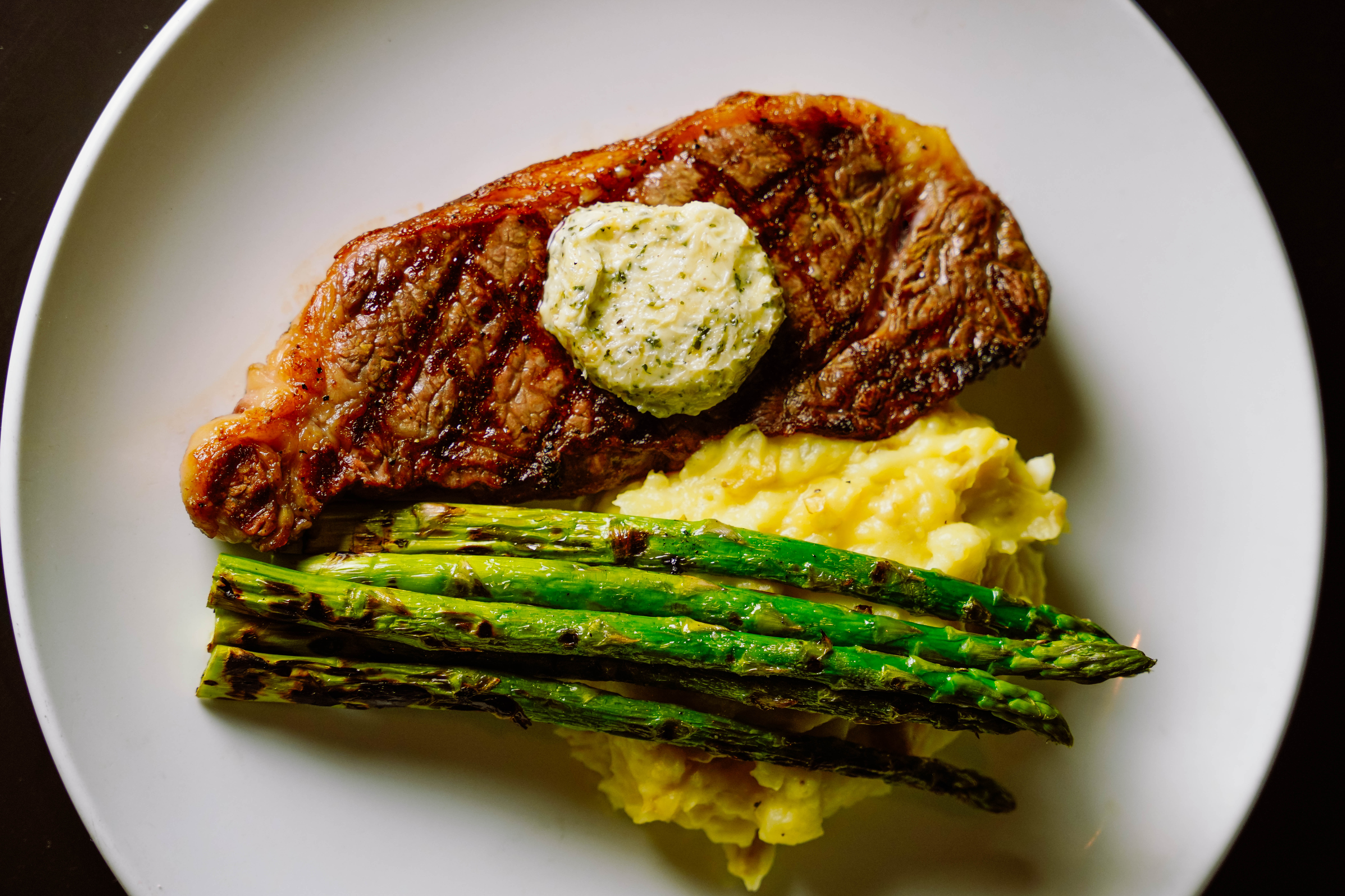 steak with asparagus and mashed potatoes